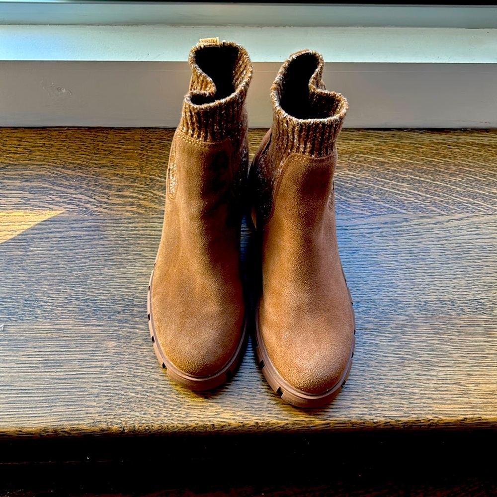 Steve Madden Lug heel suede boots tan color size 8